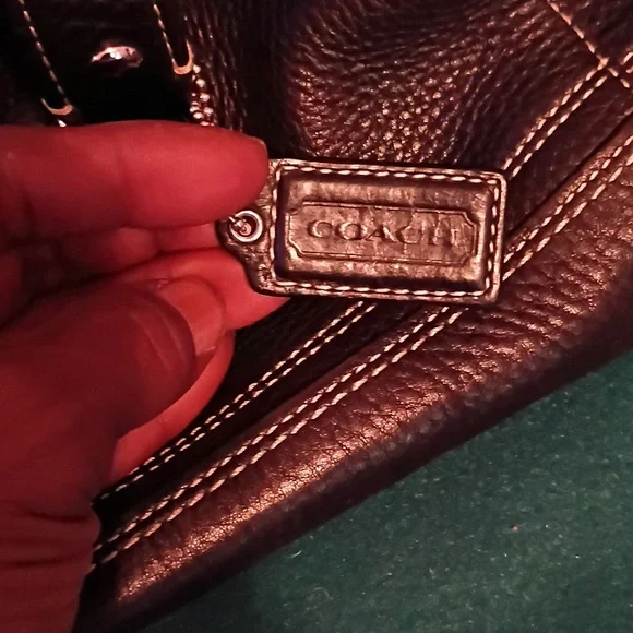 Elegant Coach Handbag 👜 - Picture 2 of 4